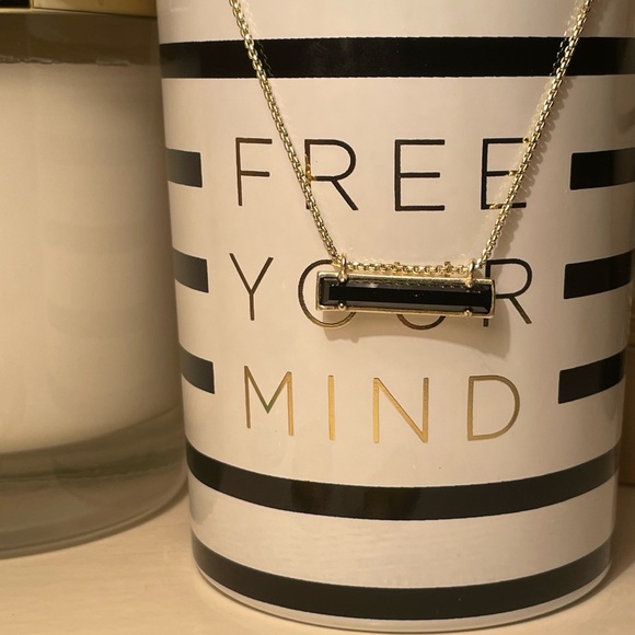 Kendra Scott Leanor Pendant Necklace - Picture 4 of 5